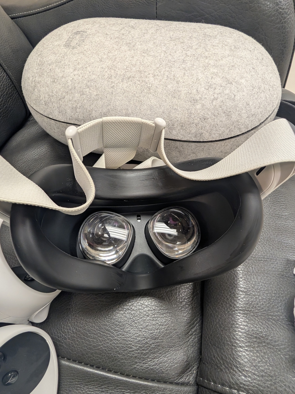Meta Quest 2 Wireless VR Headset with White Controllers - Picture 3 of 3